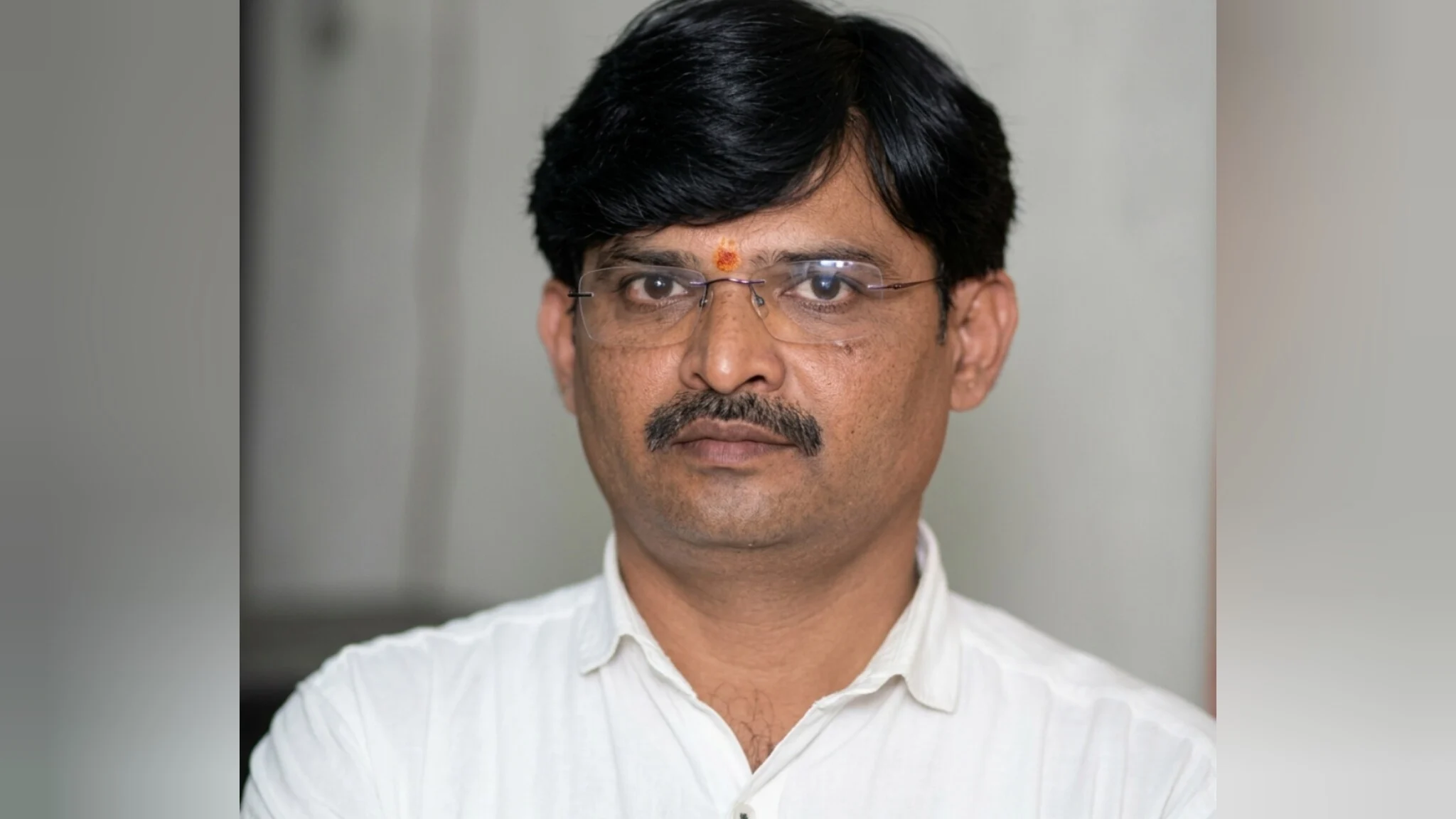 अंबाजोगाईत भीषण अपघात: भरधाव ट्रकच्या धडकेत दीनदयाळ बँकेचे अधिकारी सुदर्शन टाक यांचा जागीच मृत्यू