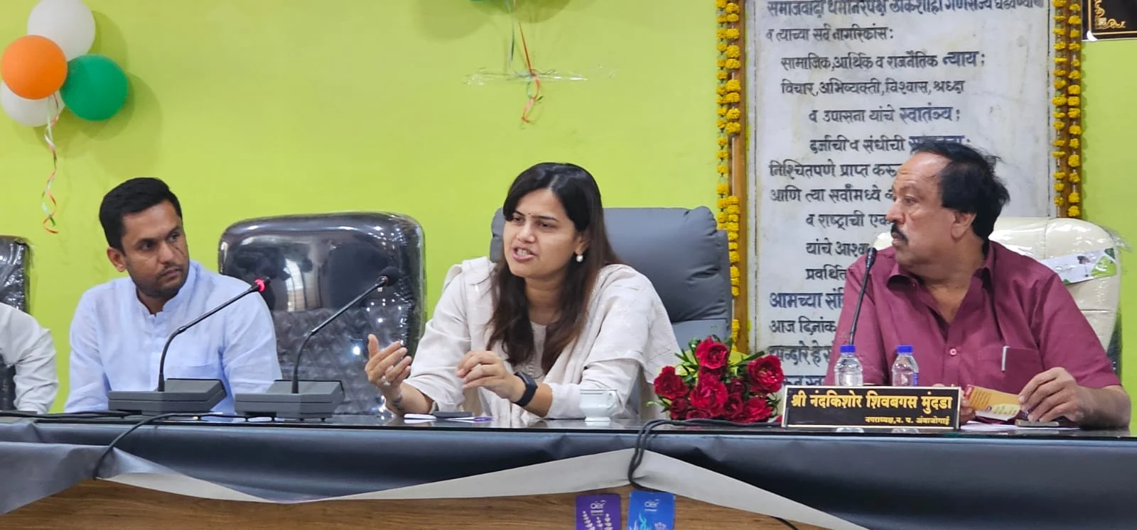 आ. नमिता मुंदडा यांनी नगर परिषदेत घेतली आढावा बैठक