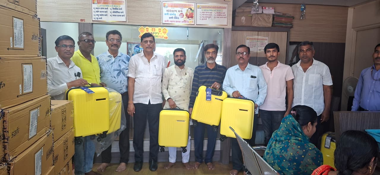 श्री योगेश्वरी मल्टिस्टेटच्या सभासदांना भेटवस्तूच्या रुपात लाभांश वाटप