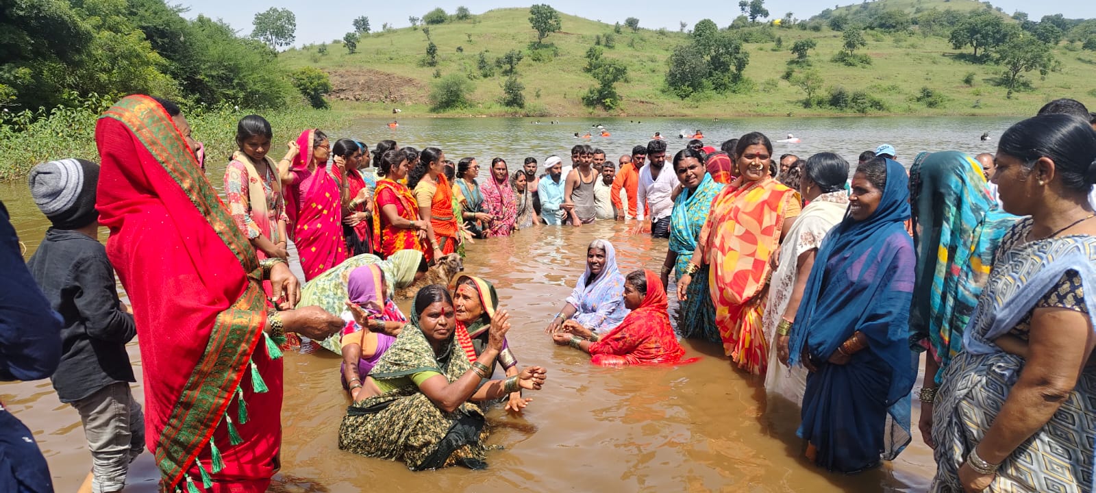 राजश्री उमरेच्या उपोषणाकडे दुर्लक्ष ; कोरडेवाडी ग्रामस्थांनी केले जलसमाधी आंदोलन