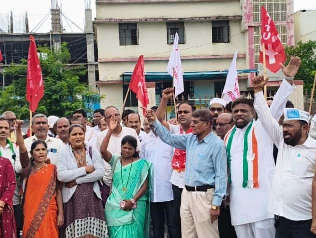 बीडमध्ये जनसुरक्षा विधेयकाविरूध्द धरणे