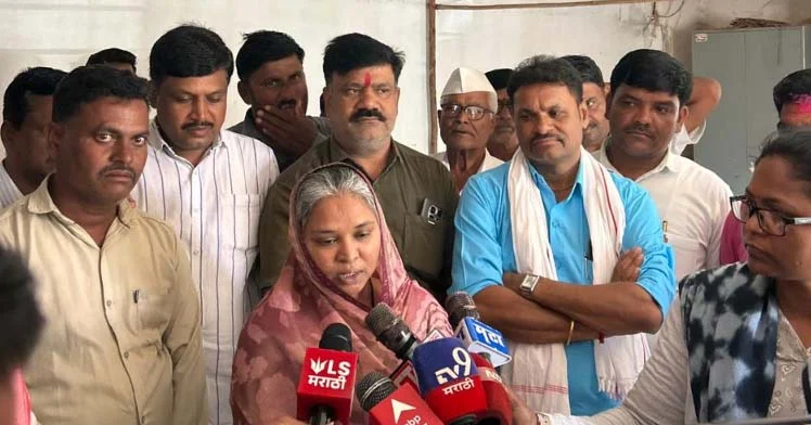 मस्साजोगच्या सरपंच पदासाठी अश्विनी देशमुख, स्वरूपानंद देशमुख यांचे उमेदवारी अर्ज दाखल