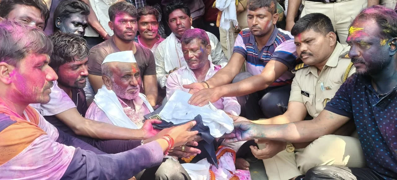 विड्यात जावाईबापूची गाढवावरून मिरवणूक काढून धुलिवंदन साजरे 