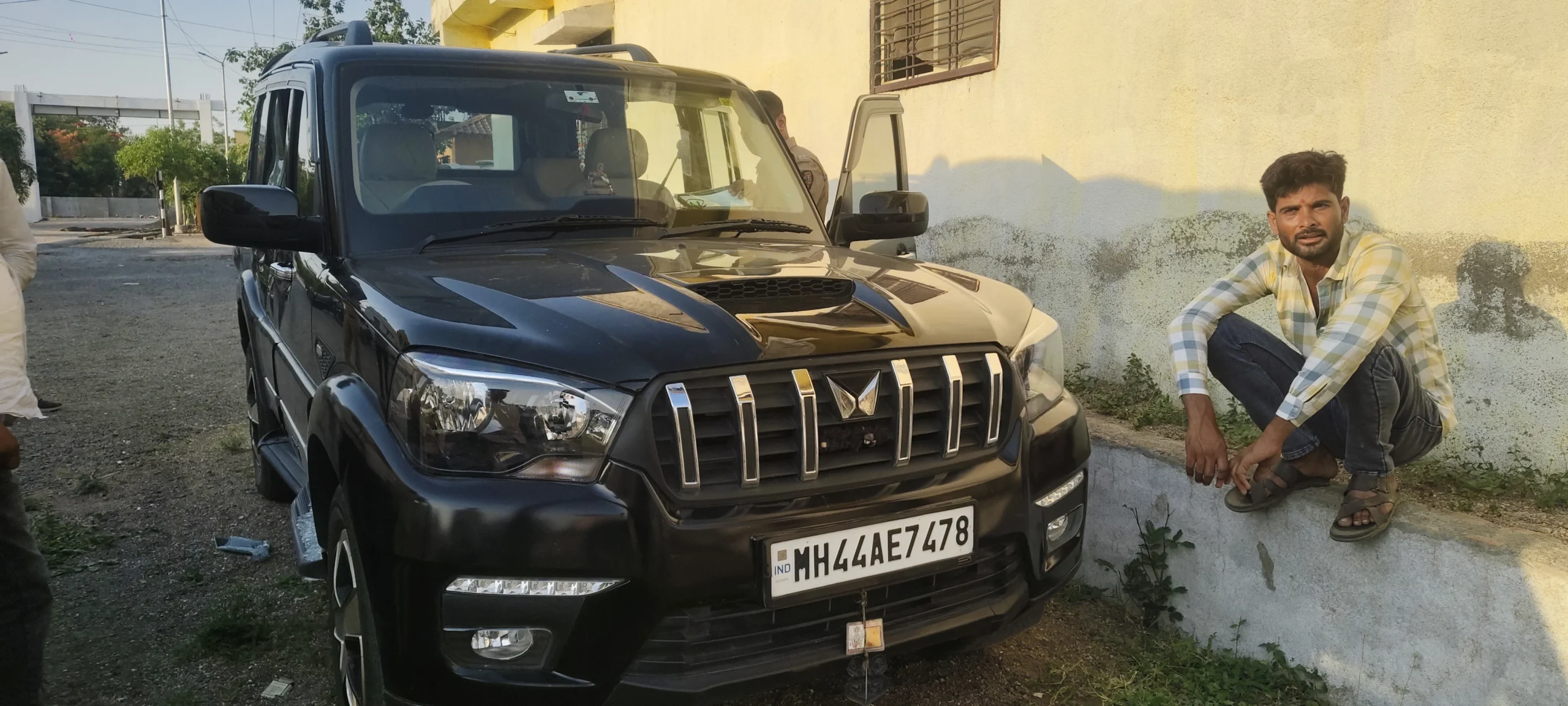 जीप आडवी आल्याने टमटम धडकले ; तिघे जखमी 