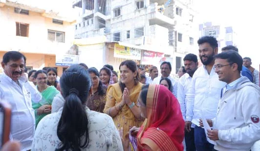 आ. नमिता मुंदडा यांच्या रॅलीला जोरदार प्रतिसाद
