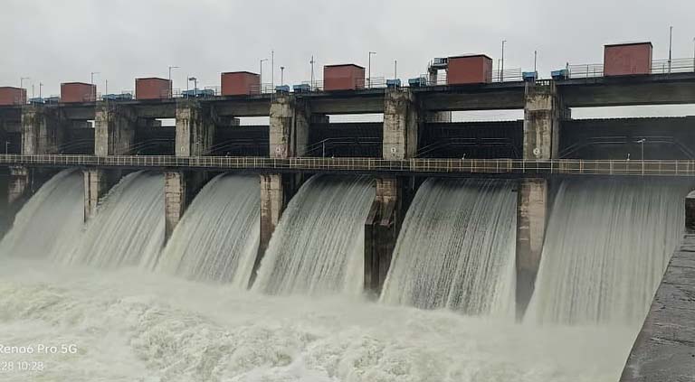 मांजरा धरणाचे ६ दरवाजे अर्ध्या मीटरने उघडले, नदीकाठच्या गावांना सतर्कतेचा इशारा