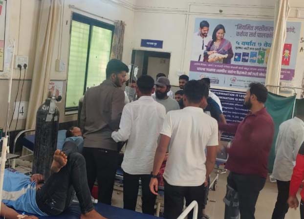 आष्टीतील ३३ युवकांना विषबाधा