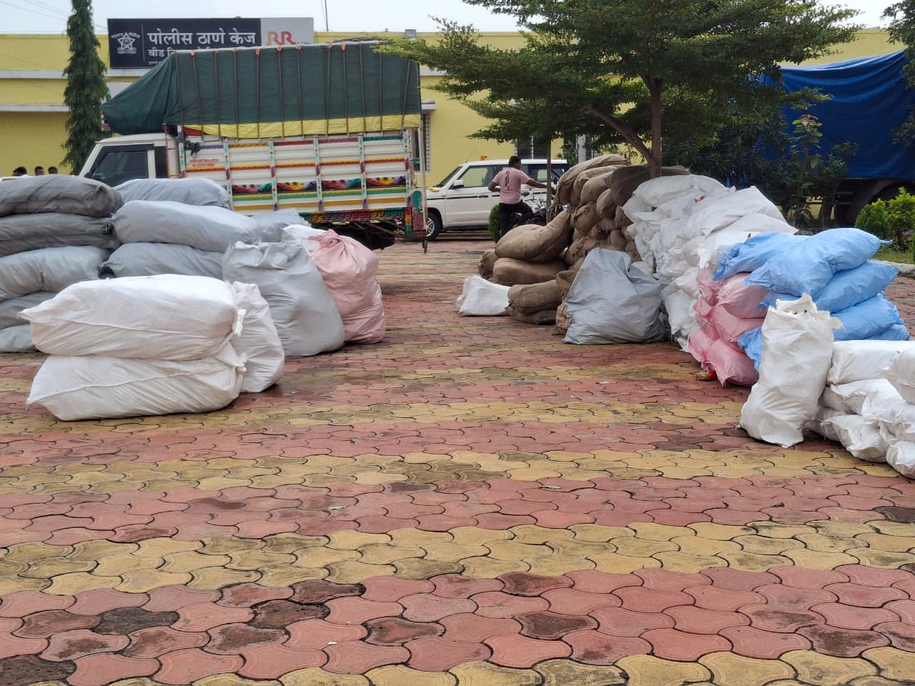 मस्साजोग येथे ३४ लाख ४६ हजाराचा गुटखा पकडला