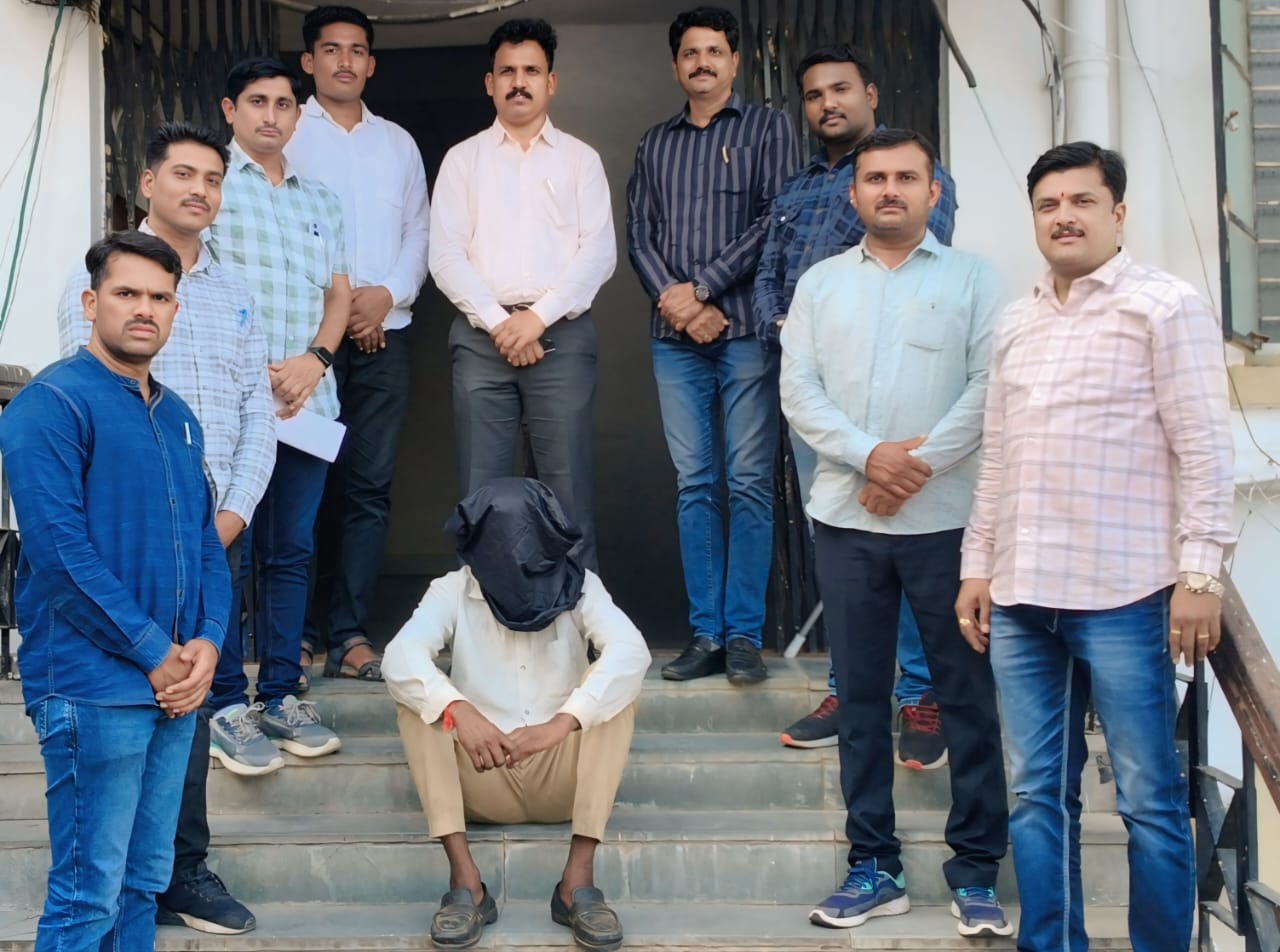 सालगडी मुलाच्या खुनातील फरार आरोपीस एलसीबीने ठोकल्या बेड्या