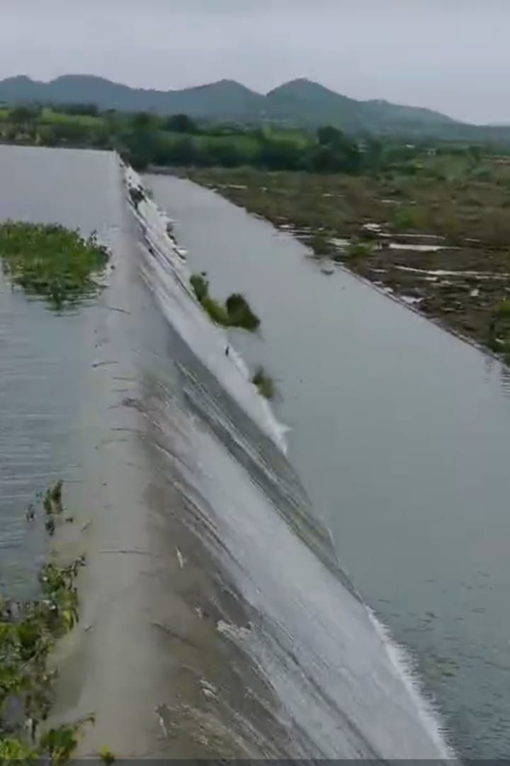 उपळीकुंडलिका मध्यम तलाव भरून ओसंडून वाहू लागला