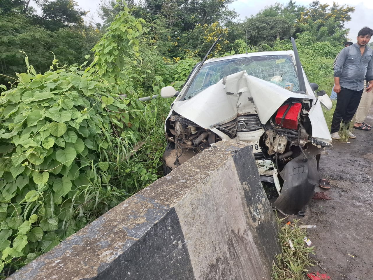 केजजवळ कार पुलाला धडकून दोघे ठार