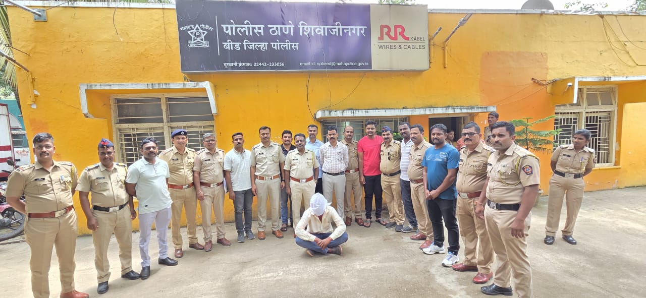 परळीच्या इराणी गल्लीत पोलिसांचा छापा; 53 किलोपेक्षा अधिक गांजा जप्त