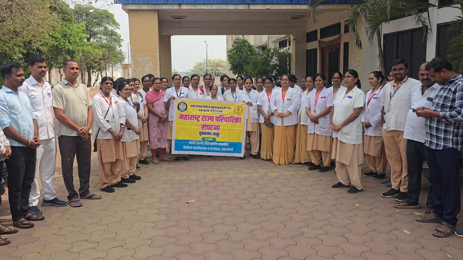 प्रलंबित मागण्यांसाठी अंबाजोगाईत परिचारिकांचा बेमुदत संप सुरू; 'स्वाराती'मधील आरोग्य सेवा धोक्यात!