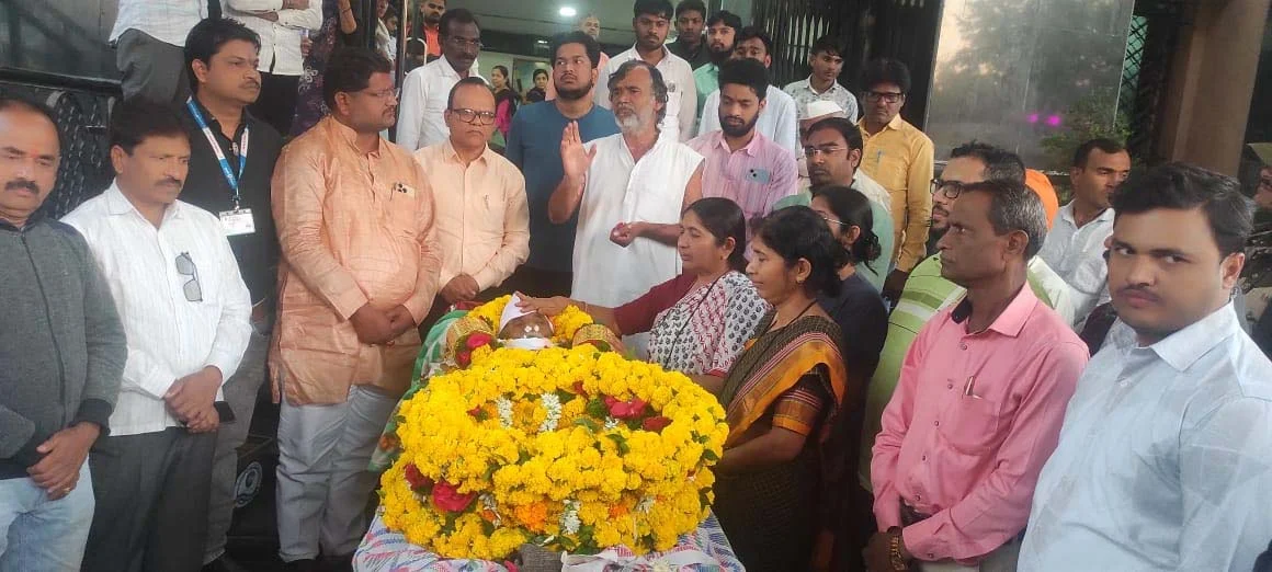 मृत्यूनंतरही सेवेचा वसा: आनंदग्रामच्या संध्याताई बारगजे यांच्या वडिलांचे 'स्वाराती'त देहदान