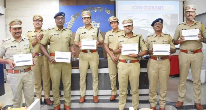 प्रत्येक पोलीस ठाण्याला हाय-एंड टॅब्सचे वितरण