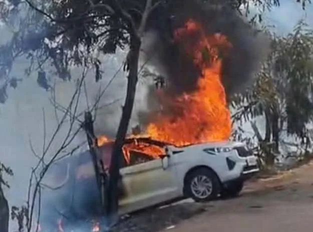 चारचाकी जाळून खाक