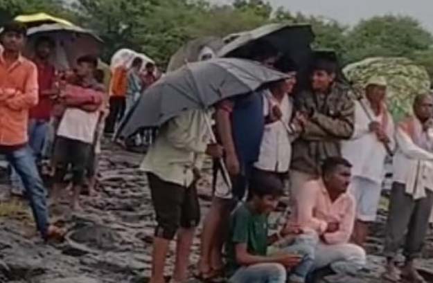 सिंदफना नदी पात्रात शेतकरी गेला वाहून