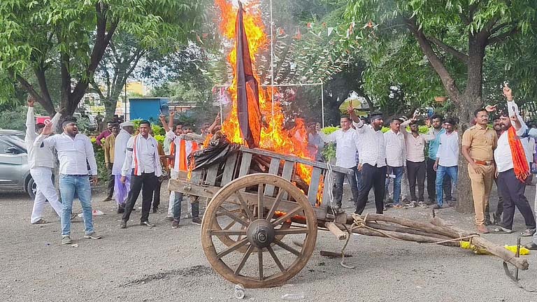 कोरडेवाडी ग्रामस्थांनी मोर्चा काढून केज तहसील कार्यालयासमोर बैलगाडी पेटविली