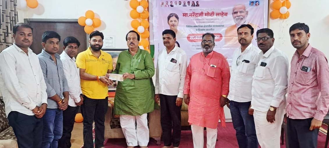 ज्येष्ठ समाजसेवक नंदकिशोर मुंदडा यांच्या वाढदिवसानिमित्त सीएम रिलीफ फंडला एक लाखाची मदत