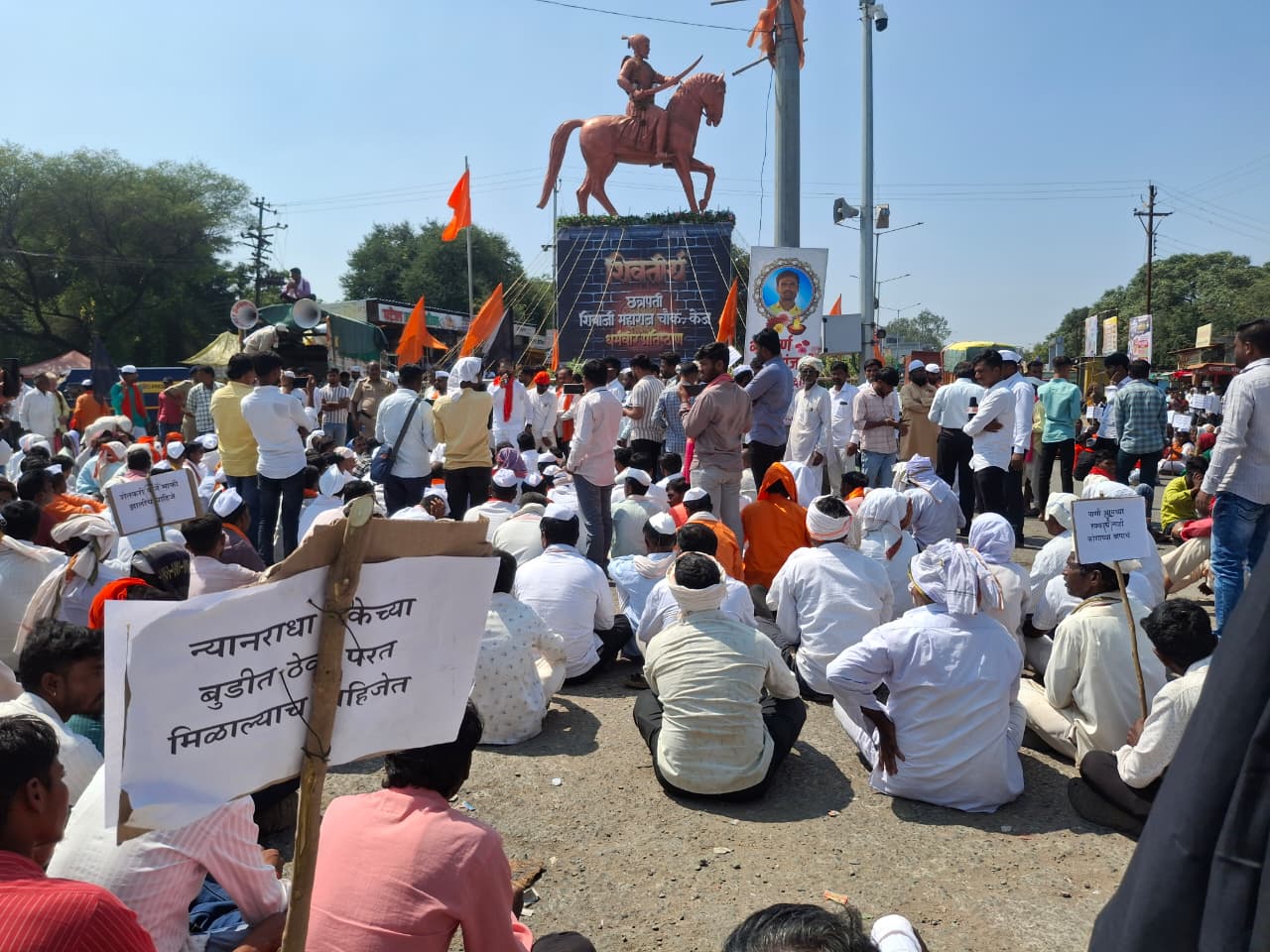 केजमध्ये कोरडेवाडीच्या ग्रामस्थांचा साडेचार तास रास्ता रोको ; दोघांचा आत्मदहनाचा प्रयत्न