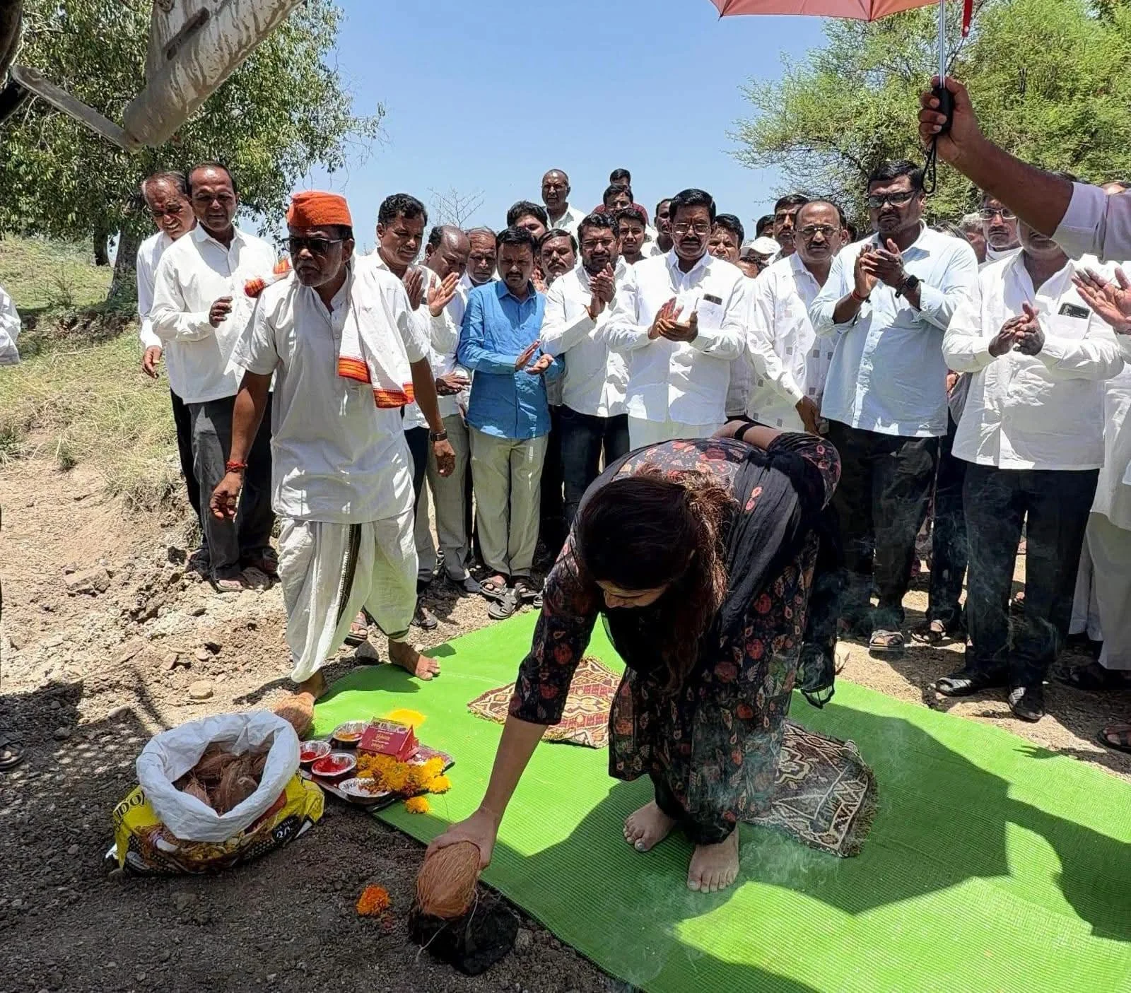 माकेगाव येथे आमदार नमिता मुंदडा यांच्या हस्ते ५० लाखांच्या पुलाचे भूमिपूजन; पावसाळ्यापूर्वी काम पूर्ण करण्याचे निर्देश