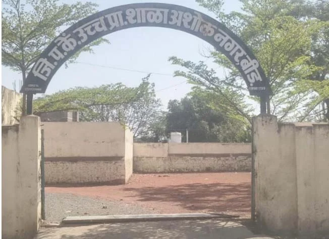 शाळेचे गेट पडल्याने विद्यार्थी जखमी