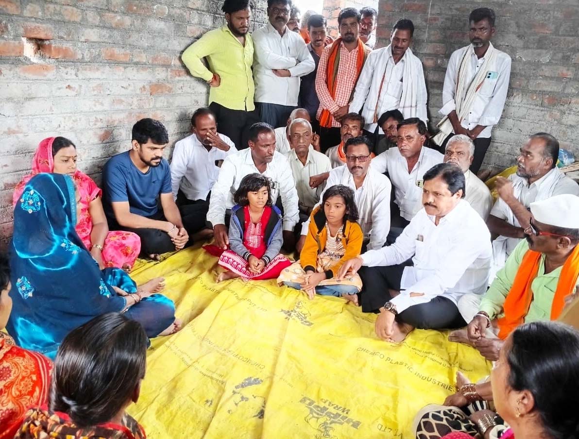 सुगाव येथील मराठासेवक नितीन चव्हाण यांच्या पार्थिवावर शोकाकुल वातावरणात अंत्यसंस्कार