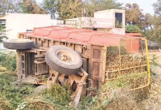 पात्रुडमध्ये ऊस वाहतूक करणार्‍या ट्रॅक्टरची ट्रॉली निसटली; अनर्थ टळला