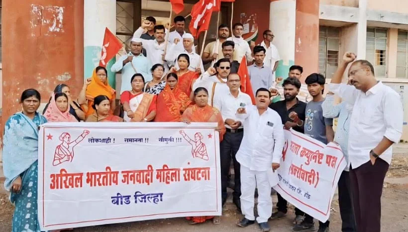 बलात्काराची पाठराखण करण्यासाठी महिला आयोग? – माकपचा सवाल