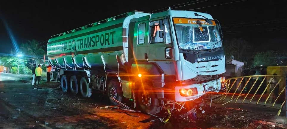 विजेचे खांब आणि संरक्षक जाळ्या झाल्या भुईसपाट