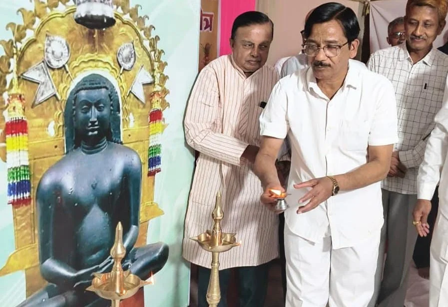 श्री विमलनाथ दिगांबर जैन मंदिरात जैन आरती संग्रहाचे विमोचन