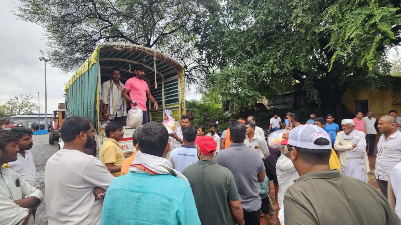 पूरग्रस्त ६० कुटुंबांना जीवनावश्यक वस्तू, किराणा किटचे वाटप