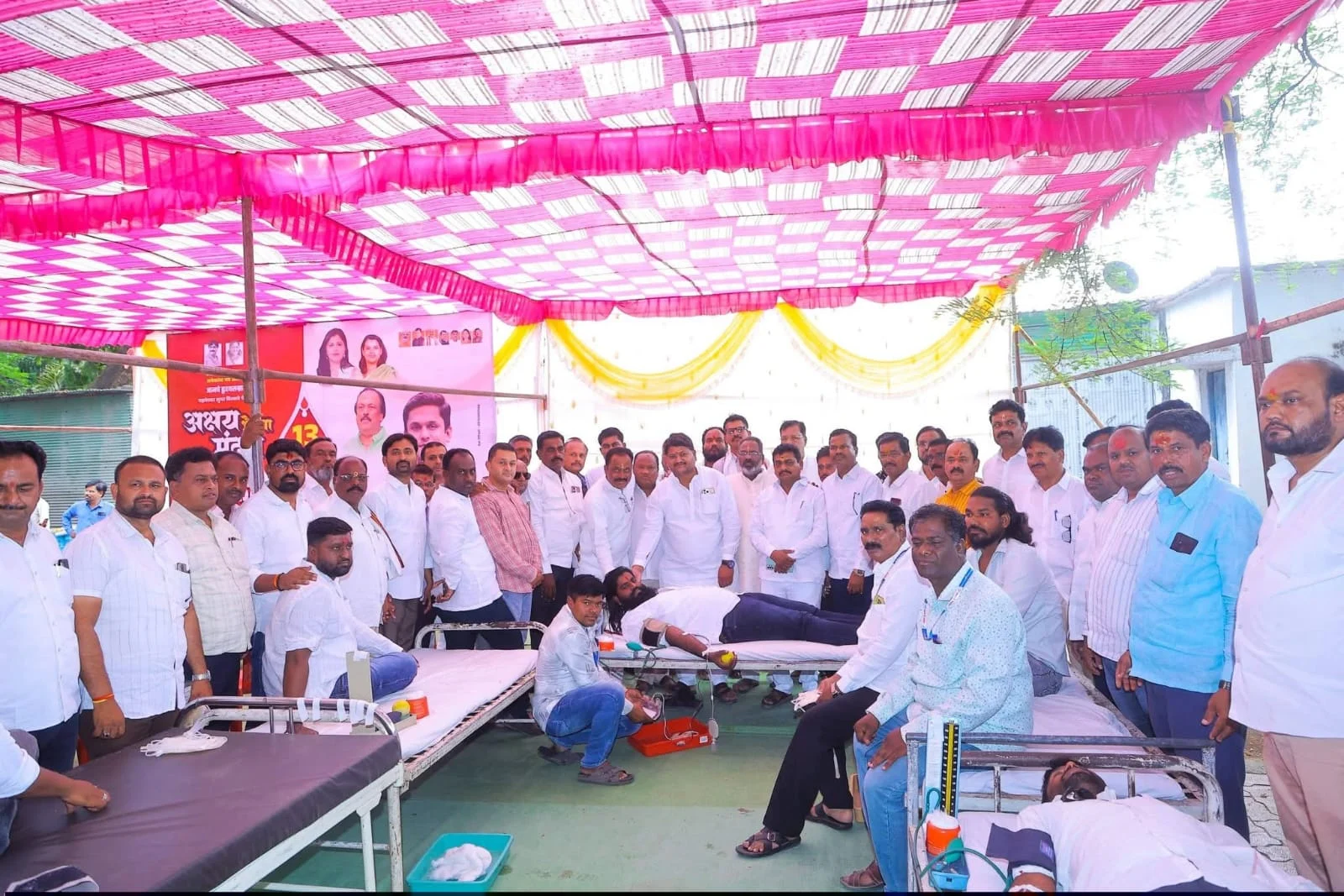 पन्नगेश्वर साखर कारखान्याचे अध्यक्ष अक्षय मुंदडा यांच्या वाढदिवसानिमित्त अंबाजोगाईत विक्रमी रक्तदान; १३५ दात्यांचा उत्स्फूर्त प्रतिसाद