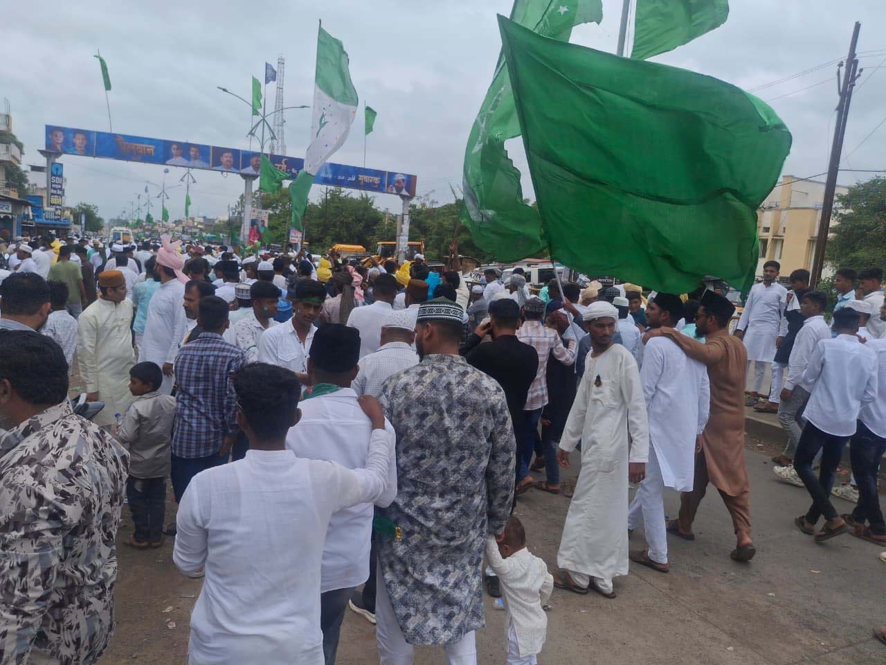 केज शहरात ईद ए मिलादनिमित्त जुलूस मिरवणूक