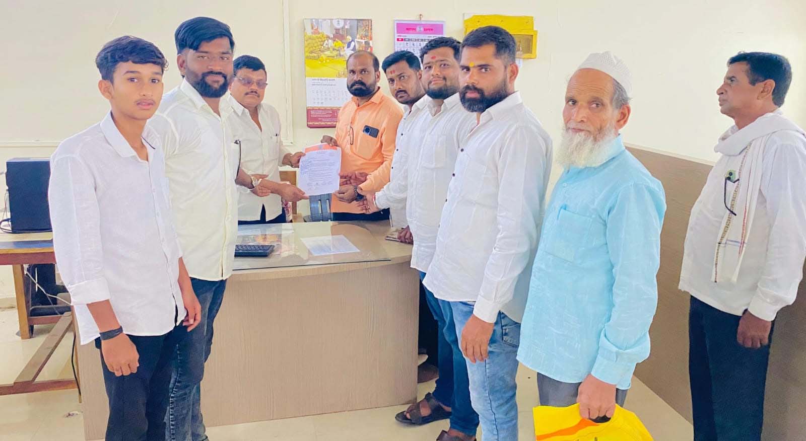 ओला दुष्काळ जाहीर करून शेतकऱ्यांना सरसकट कर्जमाफी जाहीर करा – ‘मनसे’ने अंबाजोगाईत दिले निवेदन