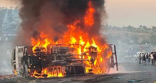 बीडमध्ये कोळवाडीजवळ थरार! भरधाव डिझेल टँकरने रस्त्यावर घेतला पेट; प्रवाशांमध्ये दहशत