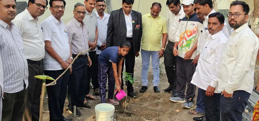 रोपटे लावून अर्नवीचा झाला सैनिक शाळेत प्रवेश