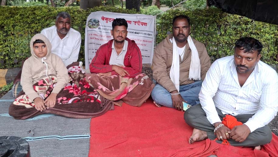 सा. बां. कार्यालयासमोर शेतकऱ्यांचे उपोषण सुरू, एक जणांची प्रकृती बिघडली