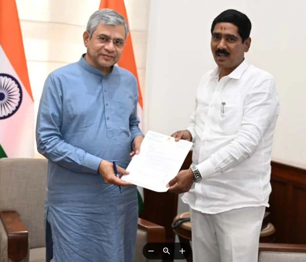खा.बजरंग सोनवणेंना जेष्ठांची काळजी; रेल्वे सवलतीसाठी केंद्रीय मंत्र्याच्या घेतल्या भेटी