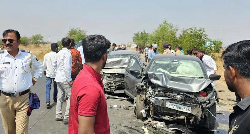 केज जवळ दोन कारचा अपघात : पाचजण जखमी