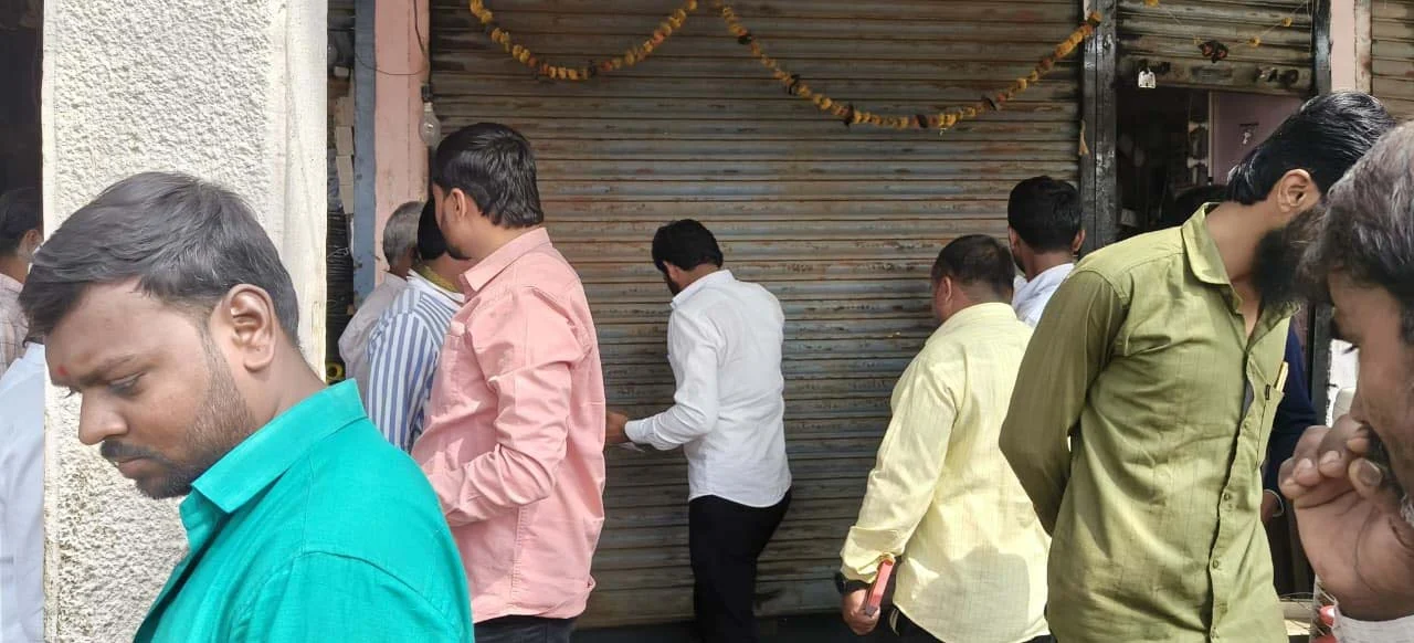 भाडे थकल्याने ग्रा. पं. ने गाळ्यांना ठोकले कुलूप