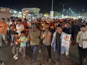 कँडल मार्च काढून वाहिली स्व. संतोष देशमुखांना आदरांजली