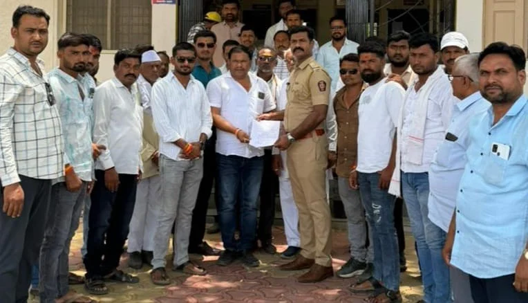अंबाजोगाईत कंत्राटदाराविरुद्धच्या कथित खोट्या तक्रारीविरोधात गावकऱ्यांचे पोलिसांना निवेदन; कारवाईची मागणी