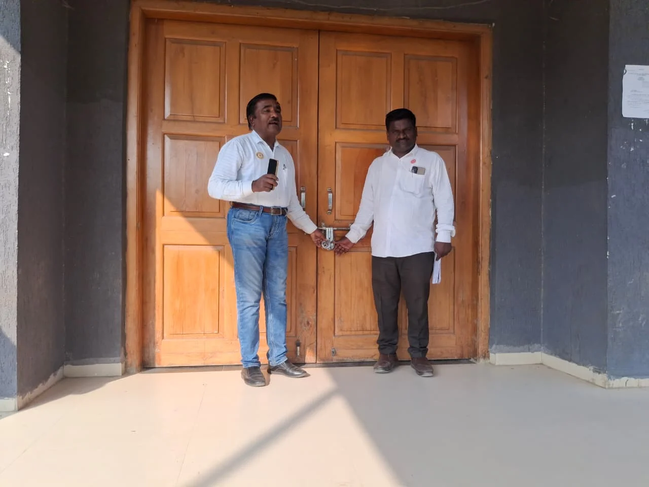 केज पंचायत समिती कार्यालयास कुलूप ठोकले