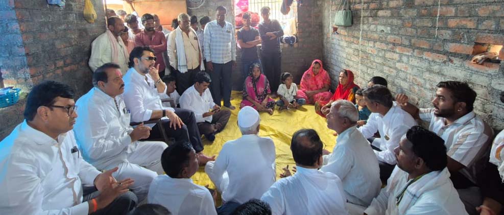 मराठा आरक्षणासाठी आत्महत्या केलेल्या सुगाव येथील तरुणाच्या कुटुंबियांचे धनंजय मुंडे यांनी केले सांत्वन