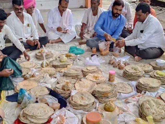 मुंबईतल्या आंदोलकांसाठी बीडमधून भाकरी