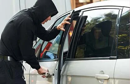 माजलगावात भरदिवसा धाडसी चोरी; कारमधील १ लाख रुपयांची पिशवी अज्ञात चोरट्यांनी लांबवली