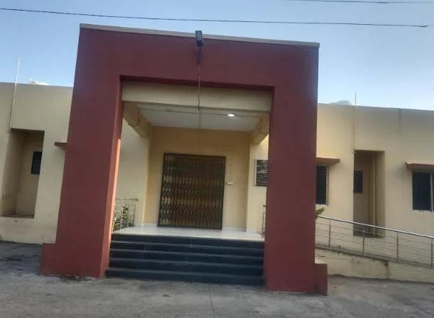 चिंचोलीमाळी प्राथमिक आरोग्य केंद्राची नवी इमारत धूळखात पडून