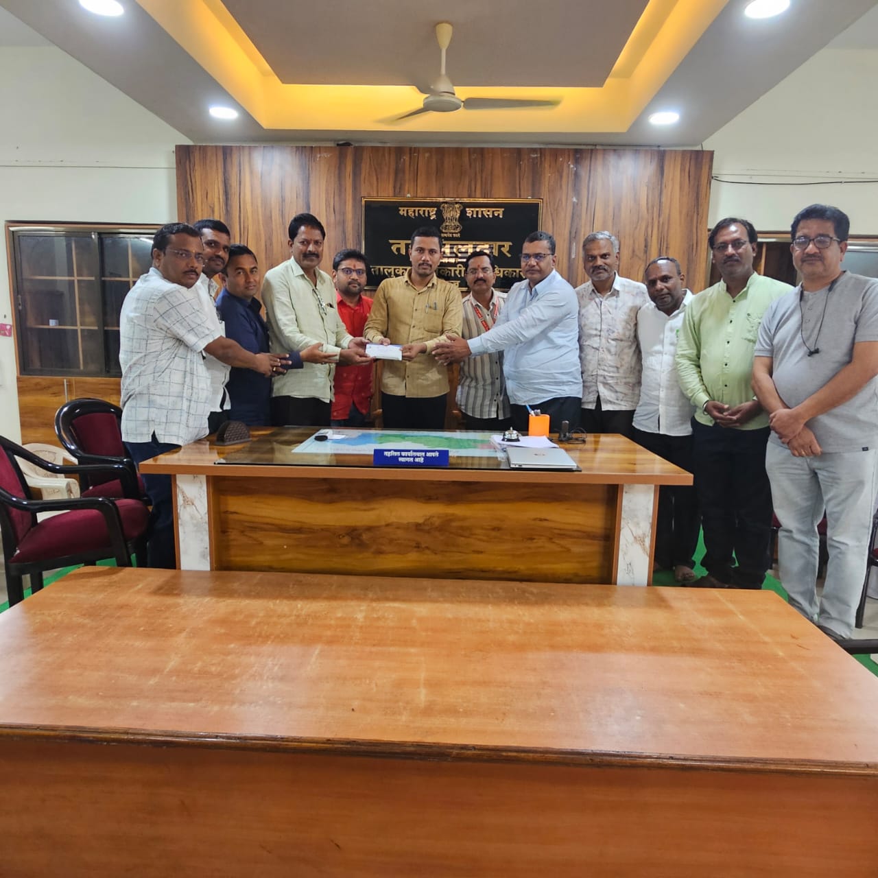 उपासमारीच्या उंबरठ्यावर असलेल्या परप्रांतीय मजुरांना केज व्यापारी महासंघाने दिला मदतीचा हात