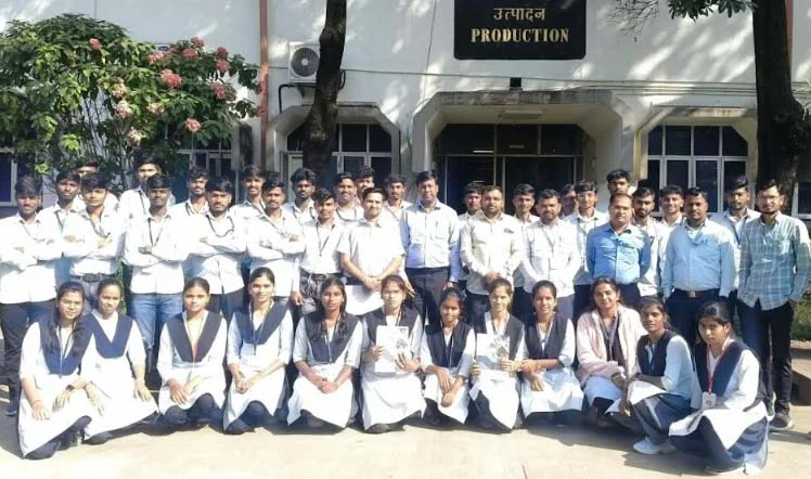 योगेश्वरी पॉलिटेक्निक मधील विद्यार्थ्यांना औद्योगिक प्रशिक्षण